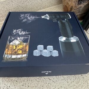 Cocktail Smoker Whiskey Rocks Set with Electric Torch + 6 flavors - New in Box